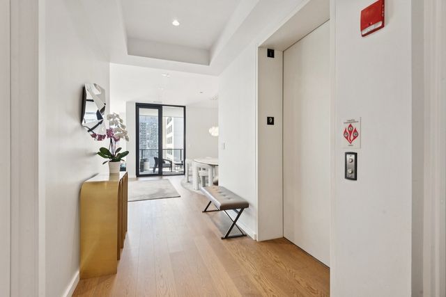 56 W HURON Street 9, Chicago, IL 60654