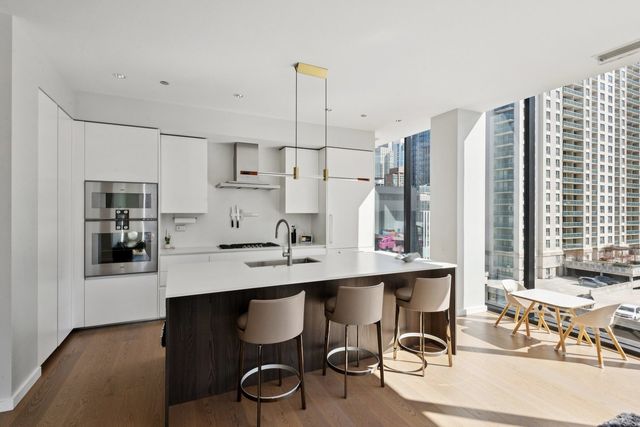 56 W HURON Street 9, Chicago, IL 60654