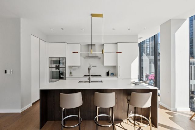 56 W HURON Street 9, Chicago, IL 60654