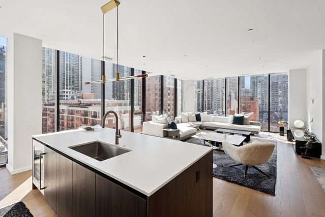 56 W HURON Street 9, Chicago, IL 60654