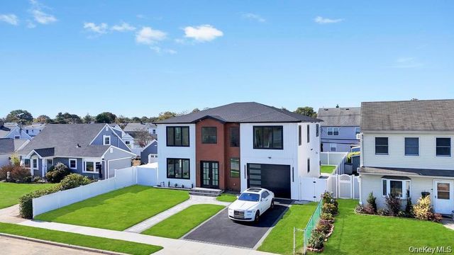 8 Table Lane, Hicksville, NY 11801