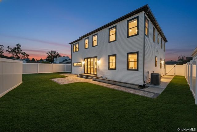 8 Table Lane, Hicksville, NY 11801