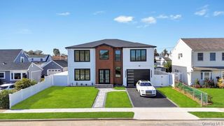 8 Table Lane, Hicksville, NY 11801