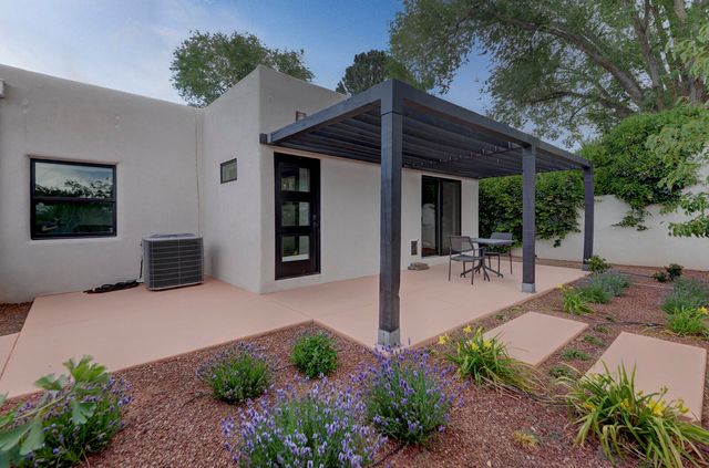 320 WELLESLEY Place NE, Albuquerque, NM 87106