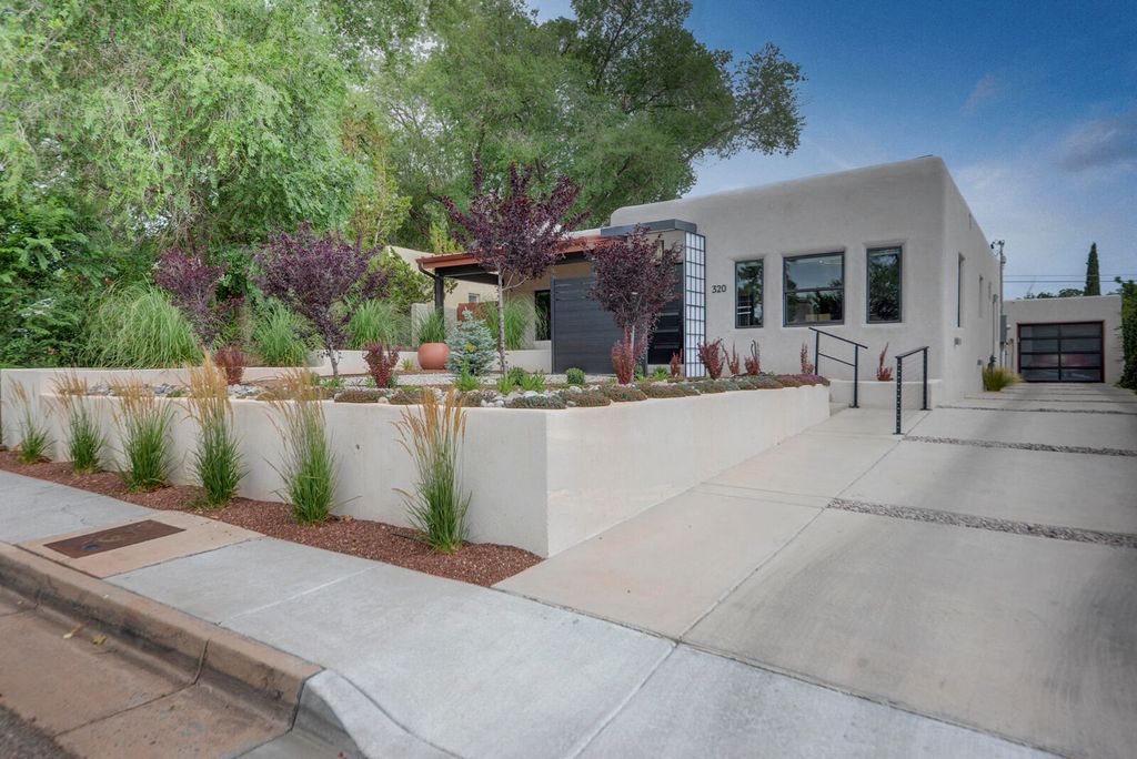 320 WELLESLEY Place NE, Albuquerque, NM 87106
