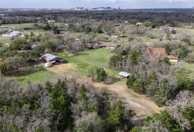 2302 Quail Run, College Station, TX 77845