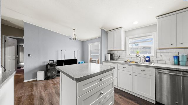 201 N 69th Ave, West Richland, WA 99353