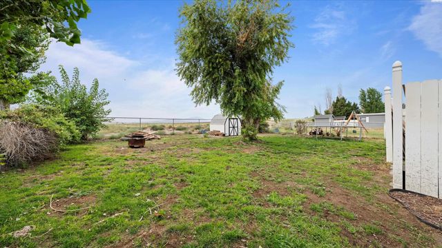 201 N 69th Ave, West Richland, WA 99353