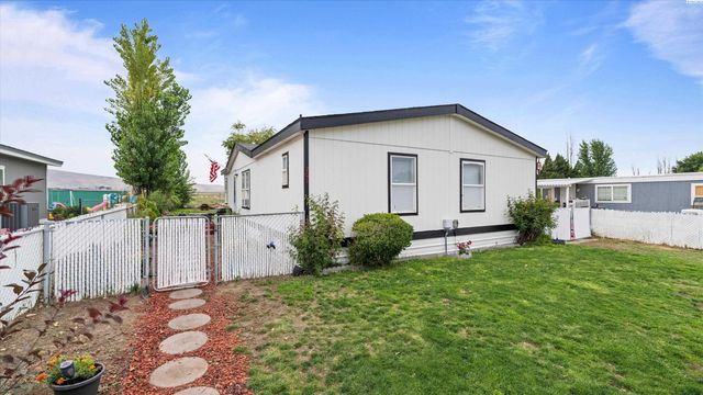 201 N 69th Ave, West Richland, WA 99353