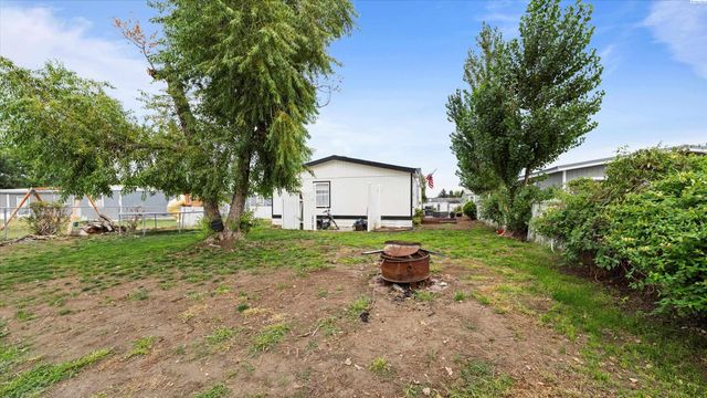 201 N 69th Ave, West Richland, WA 99353