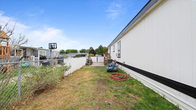 201 N 69th Ave, West Richland, WA 99353