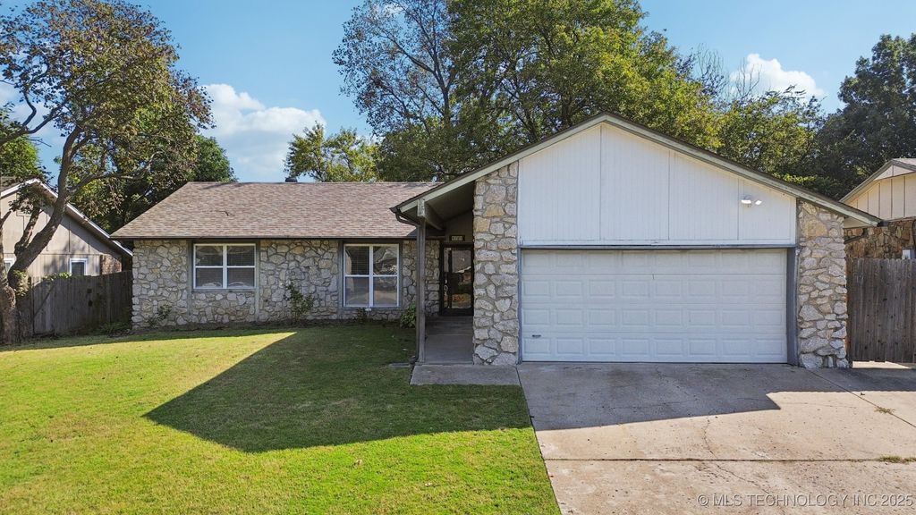 4121 S Cedar Place, Broken Arrow, OK 74011