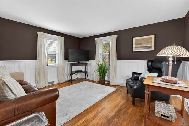58 School St, Groveland, MA 01834