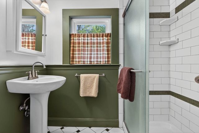 58 School St, Groveland, MA 01834