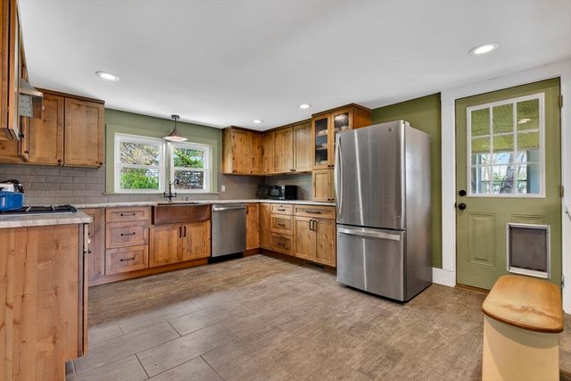 58 School St, Groveland, MA 01834