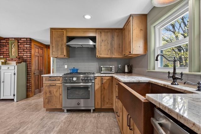 58 School St, Groveland, MA 01834