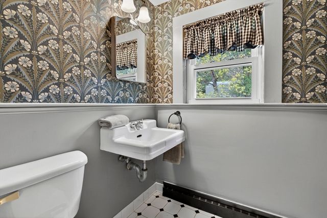 58 School St, Groveland, MA 01834