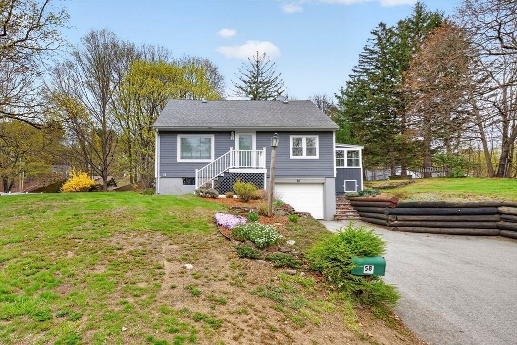 58 School St, Groveland, MA 01834