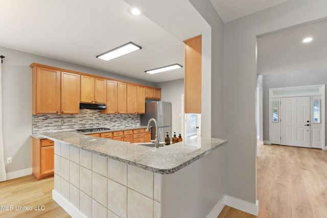 55 Lakeview Drive, Ocean Springs, MS 39564