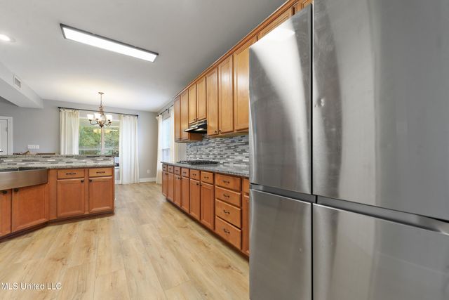 55 Lakeview Drive, Ocean Springs, MS 39564