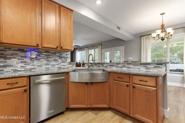 55 Lakeview Drive, Ocean Springs, MS 39564