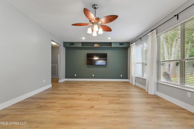 55 Lakeview Drive, Ocean Springs, MS 39564