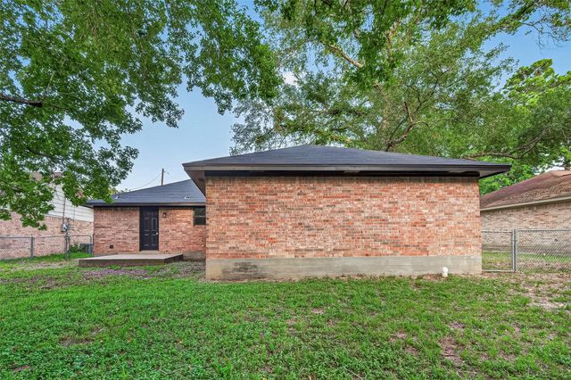 106 Little Bill Lane, Willis, TX 77378