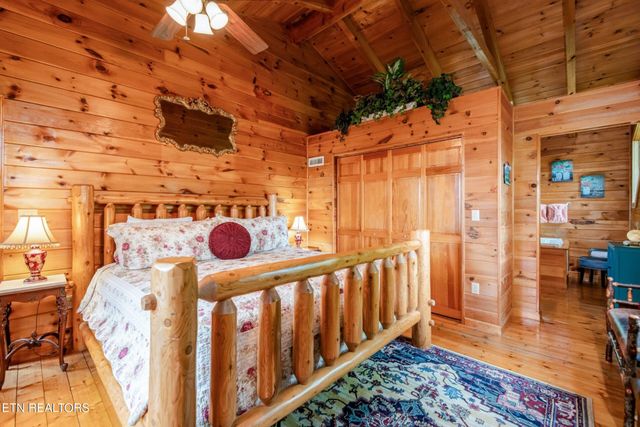 813 Lloyd Huskey Rd, Sevierville, TN 37863