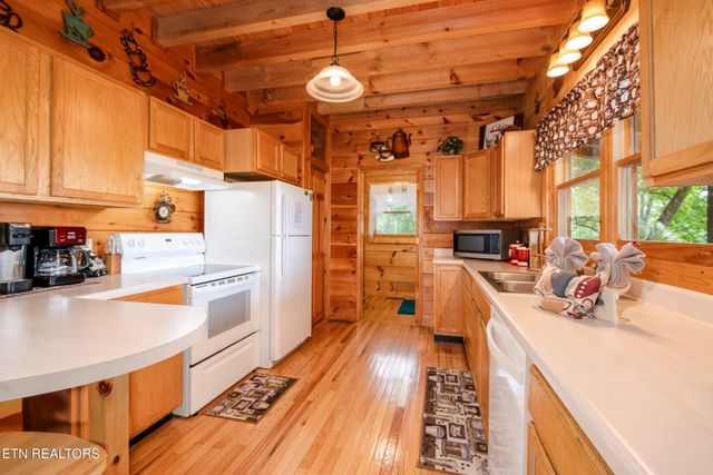 813 Lloyd Huskey Rd, Sevierville, TN 37863