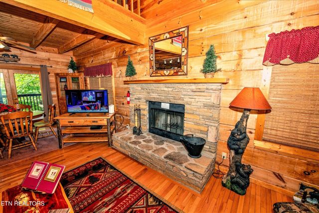 813 Lloyd Huskey Rd, Sevierville, TN 37863