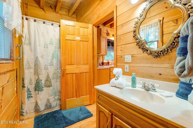 813 Lloyd Huskey Rd, Sevierville, TN 37863