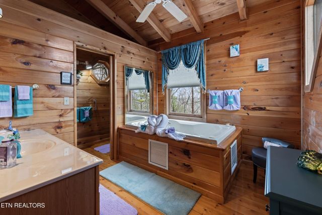 813 Lloyd Huskey Rd, Sevierville, TN 37863