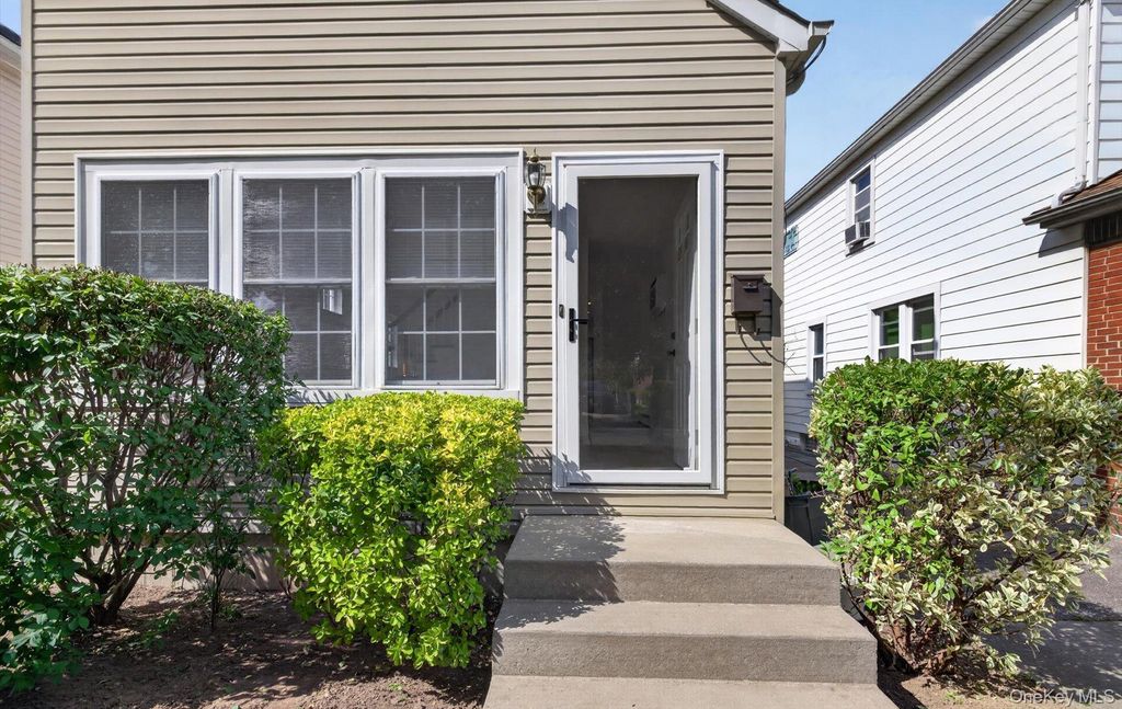 8548 257th Street, Floral Park, NY 11001 — photo 4