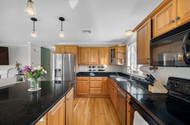 30 Hooper St, Quincy, MA 02169