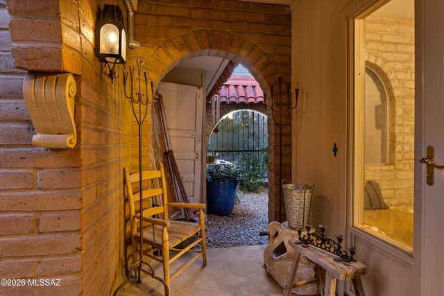 6400 N Val Dosta Drive, Tucson, AZ 85718