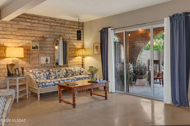 6400 N Val Dosta Drive, Tucson, AZ 85718