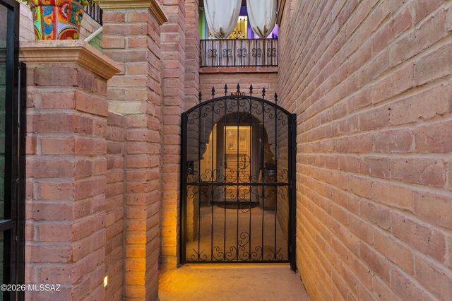 6400 N Val Dosta Drive, Tucson, AZ 85718
