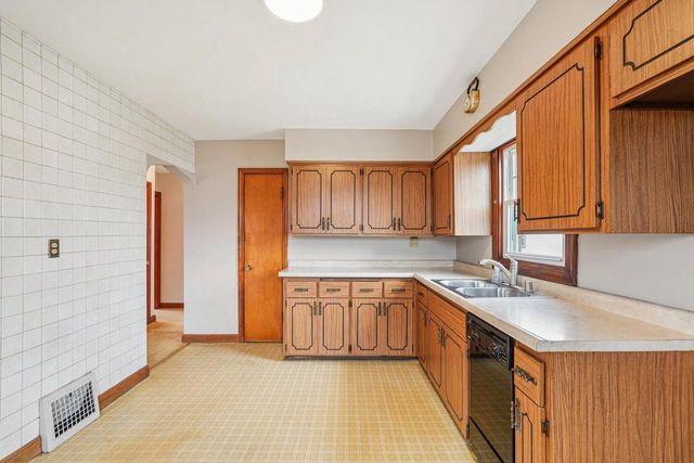 3622 S 16th STREET, Milwaukee, WI 53221