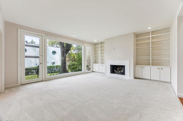 10 S Briar Hollow Lane 50, Houston, TX 77027