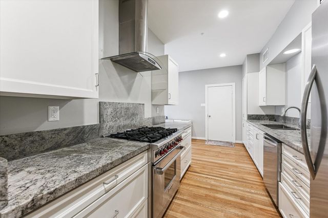 10 S Briar Hollow Lane 50, Houston, TX 77027