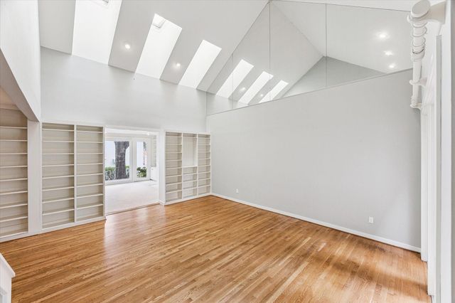 10 S Briar Hollow Lane 50, Houston, TX 77027