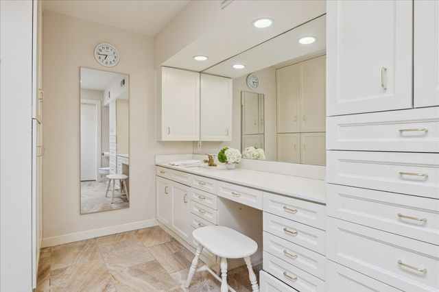 10 S Briar Hollow Lane 50, Houston, TX 77027