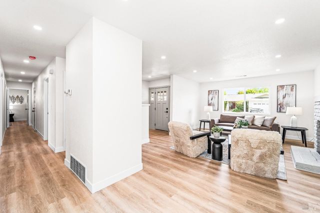 1521 Sarkesian Dr, Petaluma, CA 94954