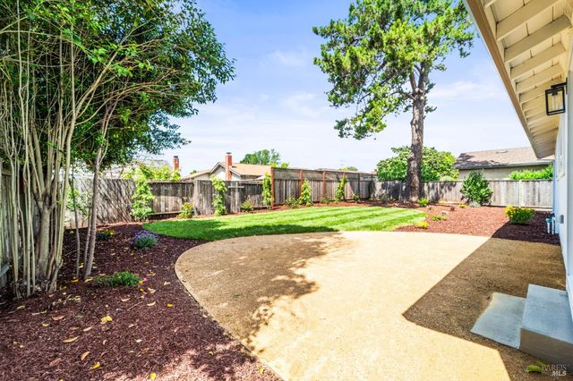 1521 Sarkesian Dr, Petaluma, CA 94954