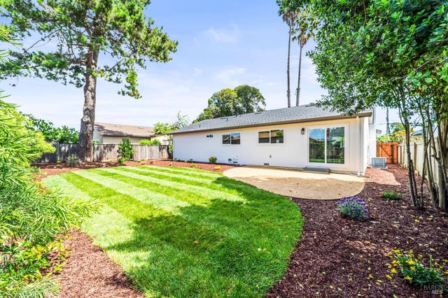1521 Sarkesian Dr, Petaluma, CA 94954