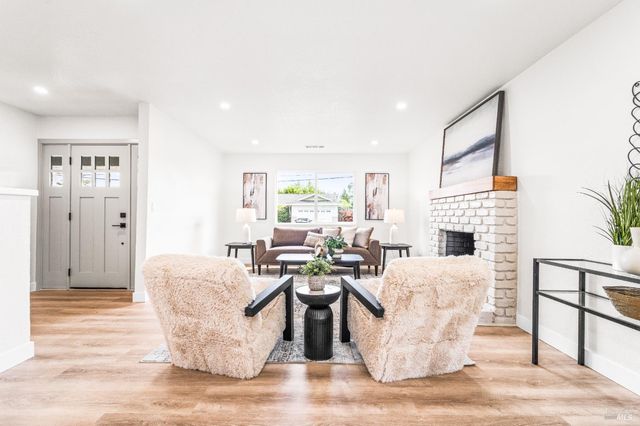 1521 Sarkesian Dr, Petaluma, CA 94954