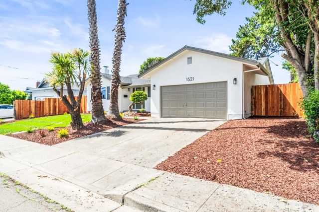 1521 Sarkesian Dr, Petaluma, CA 94954