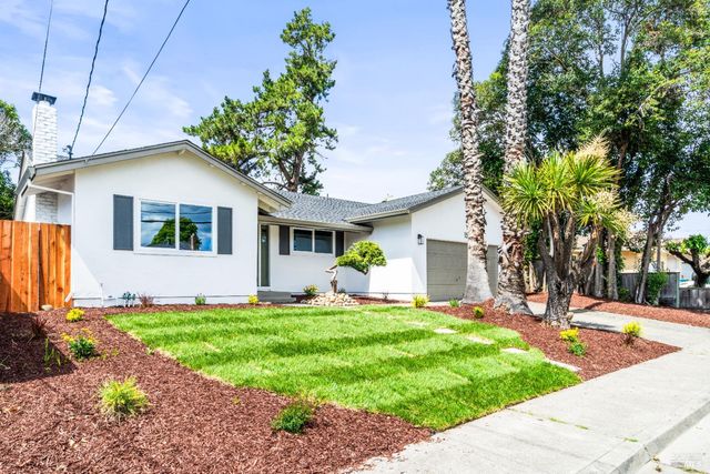 1521 Sarkesian Dr, Petaluma, CA 94954