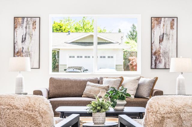 1521 Sarkesian Dr, Petaluma, CA 94954