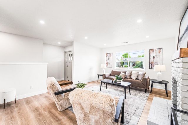 1521 Sarkesian Dr, Petaluma, CA 94954